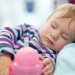 Ребенок скрипит зубами во сне: причины и что делать