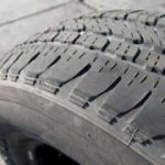 Какие неисправности подвески могут проявляться на шинах автомобиля?