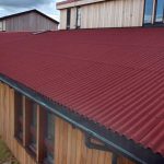 Дом с красной крышей: обзор кровельных материалов и виды крыш