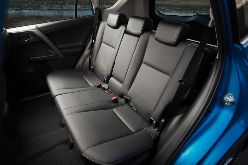 Toyota RAV4 Worldwide '2015–н.в. задние сидения
