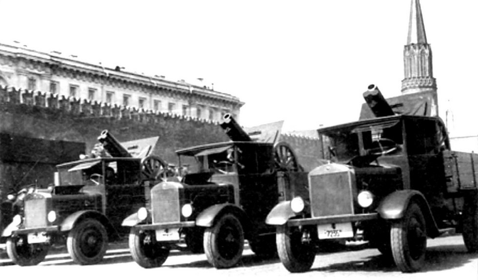 грузовики Я-4 с возимыми 122-мм гаубицами
