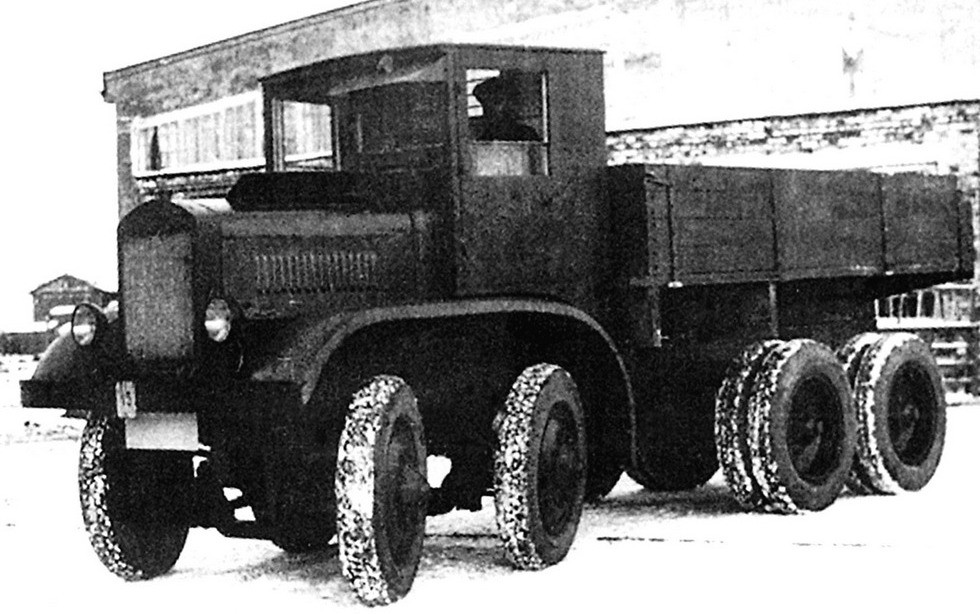 Уникальный грузовик ЯГ-12 на территории Ярославского автозавода