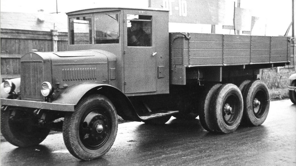 Восьмитонный автомобиль ЯГ-10 на смотре новой техники в НАТИ. 1939 год