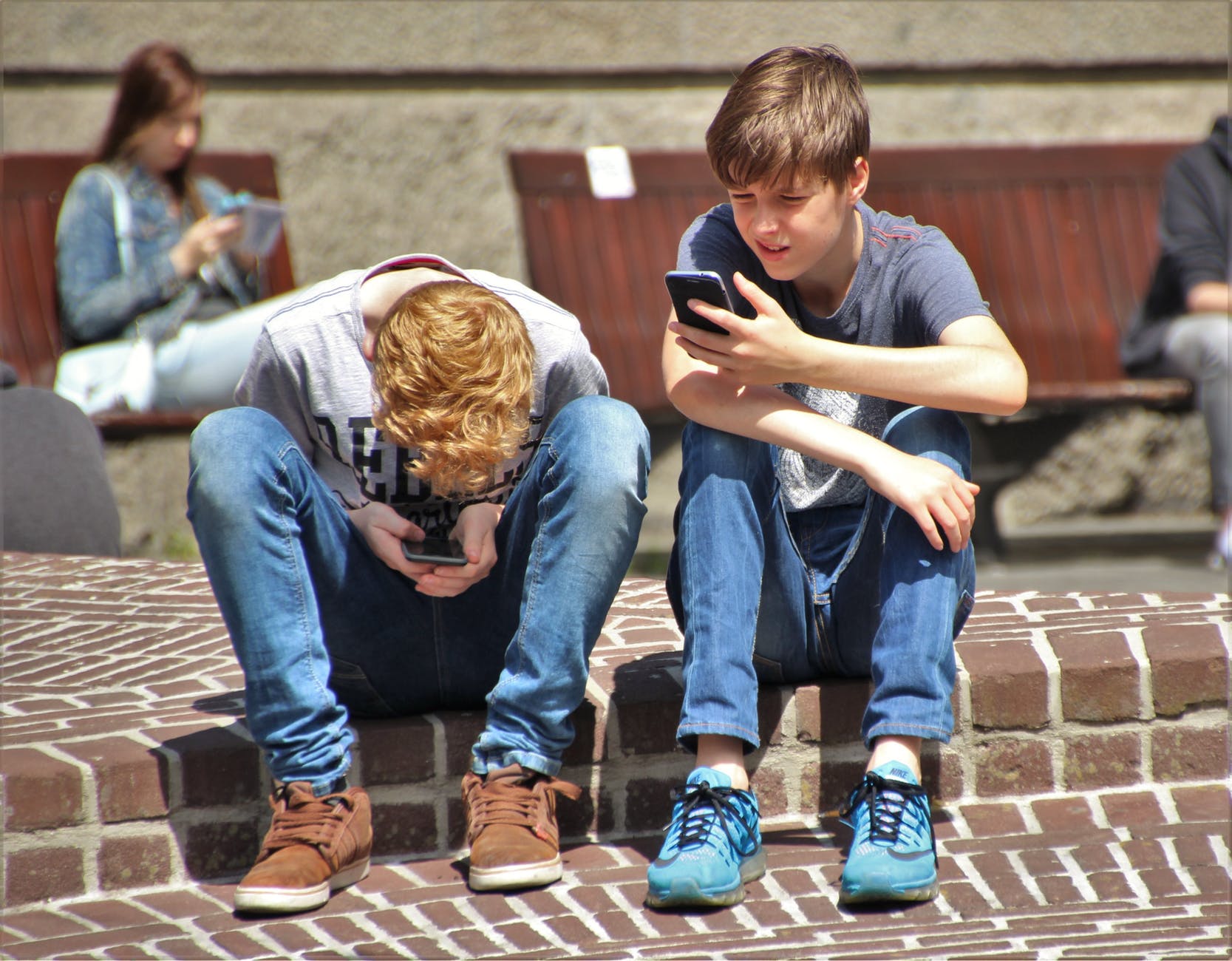 Дети с телефонами