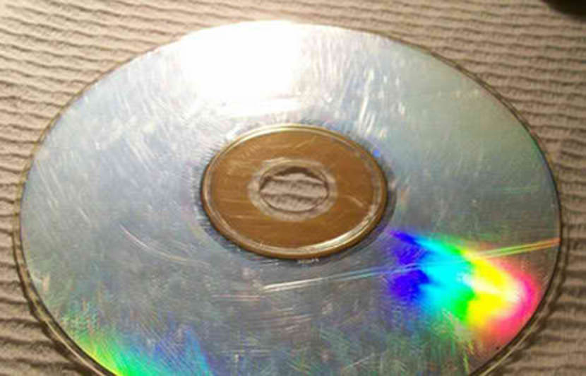 Поврежденный оптически диск с дистрибутивом
