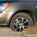 Как вытащить машину из грязи одному: способы и полезные советы