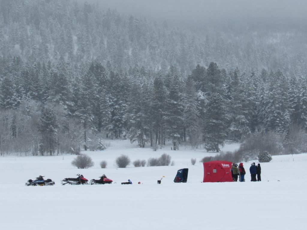 Лагерь рыбаков и их снегоходы
