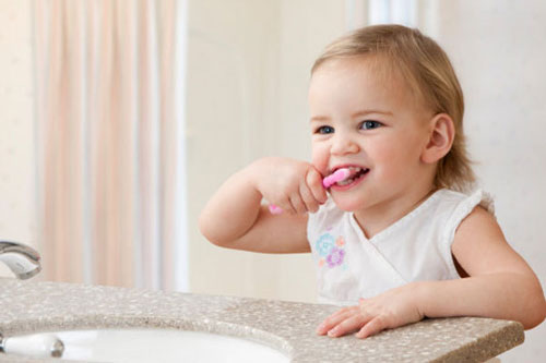 Как правильно ухаживать за молочными зубами