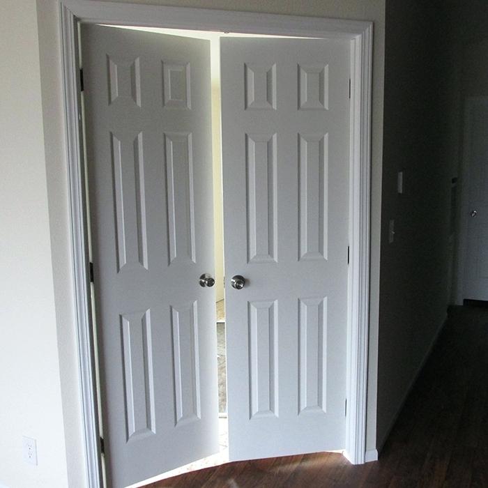 куда открываться межкомнатные двери в квартире