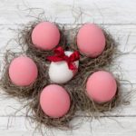 Ни грамма химии: 10 сособов покрасить яйца природными красителями