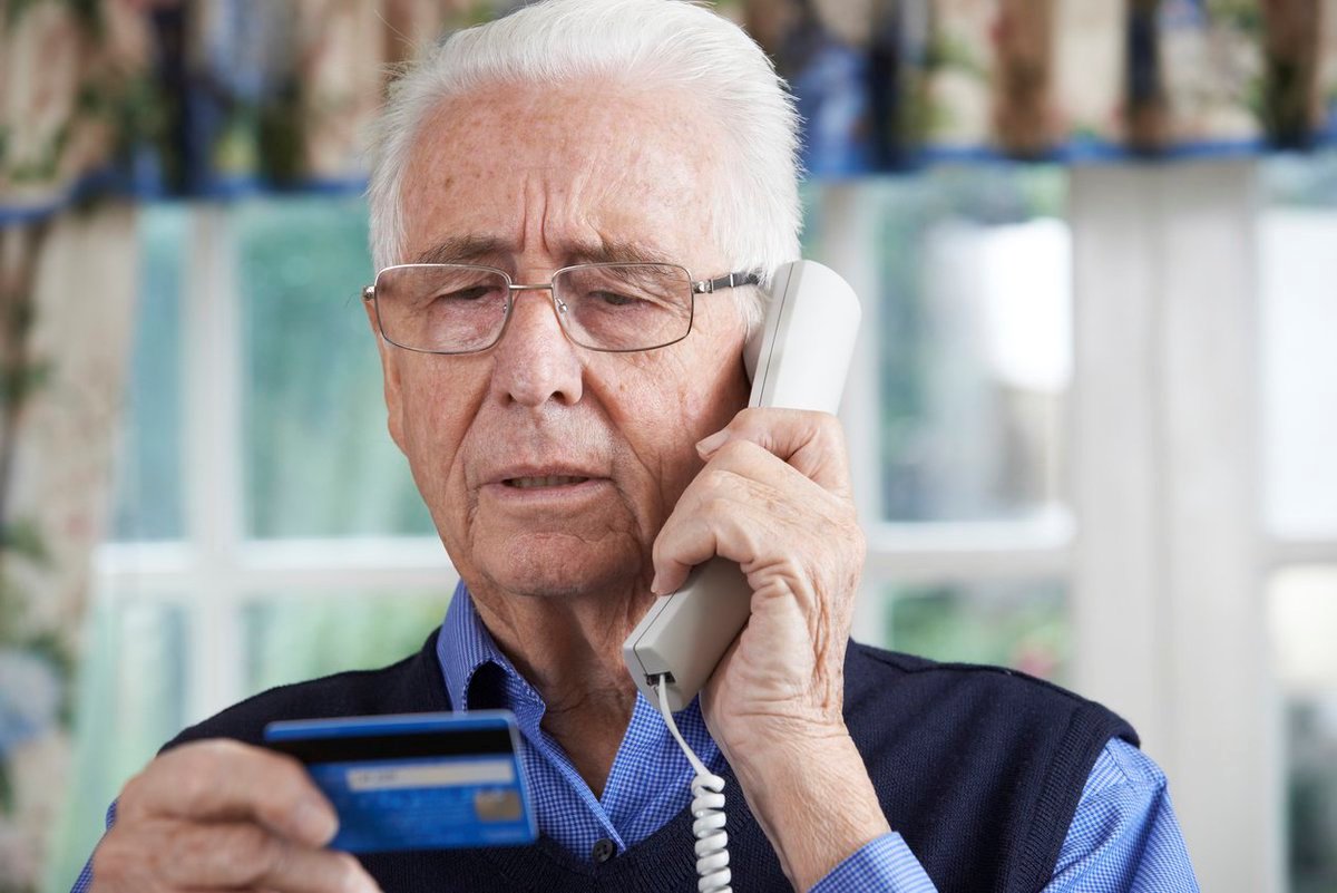 Пенсионер с картой и телефоном