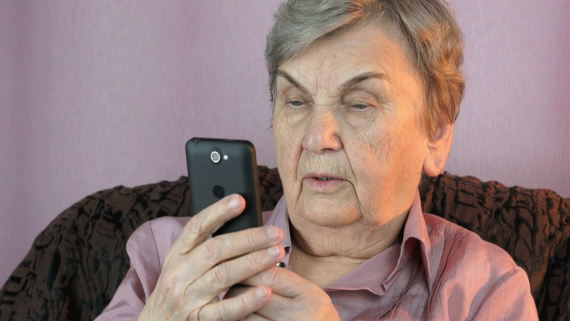 Пенсионерка с телефоном